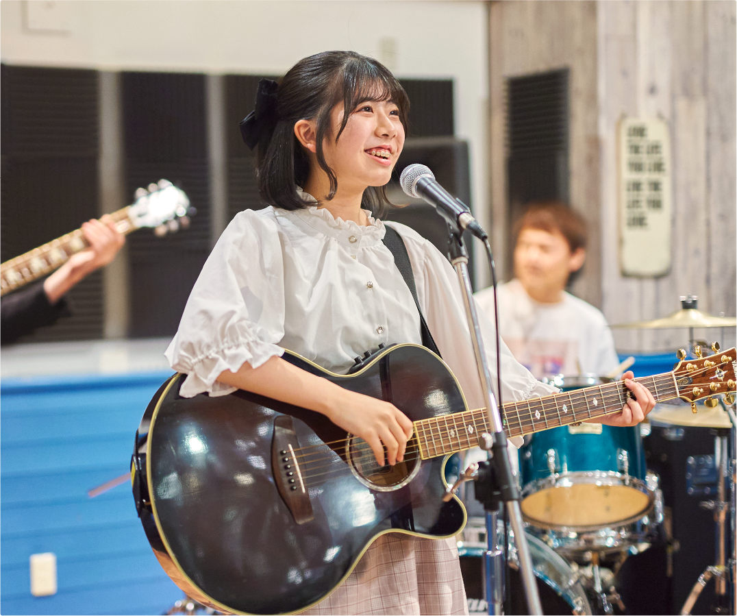 発表会のステージに立つ女性