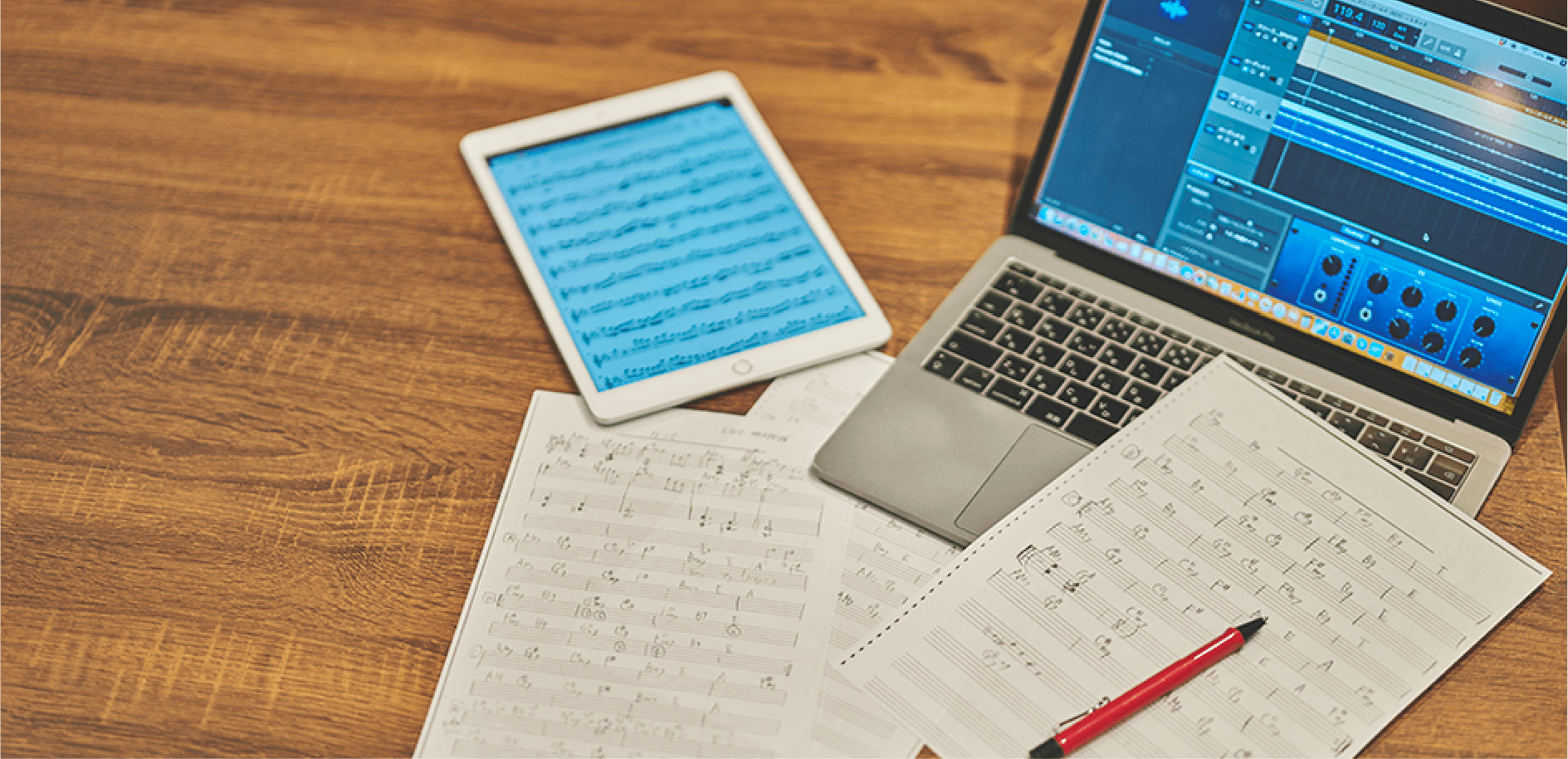 作曲のためのPCと譜面