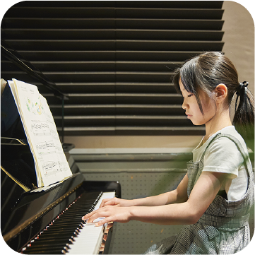 ピアノを弾く女の子の生徒