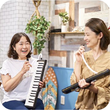 鍵盤ハーモニカを演奏する2人の女性
