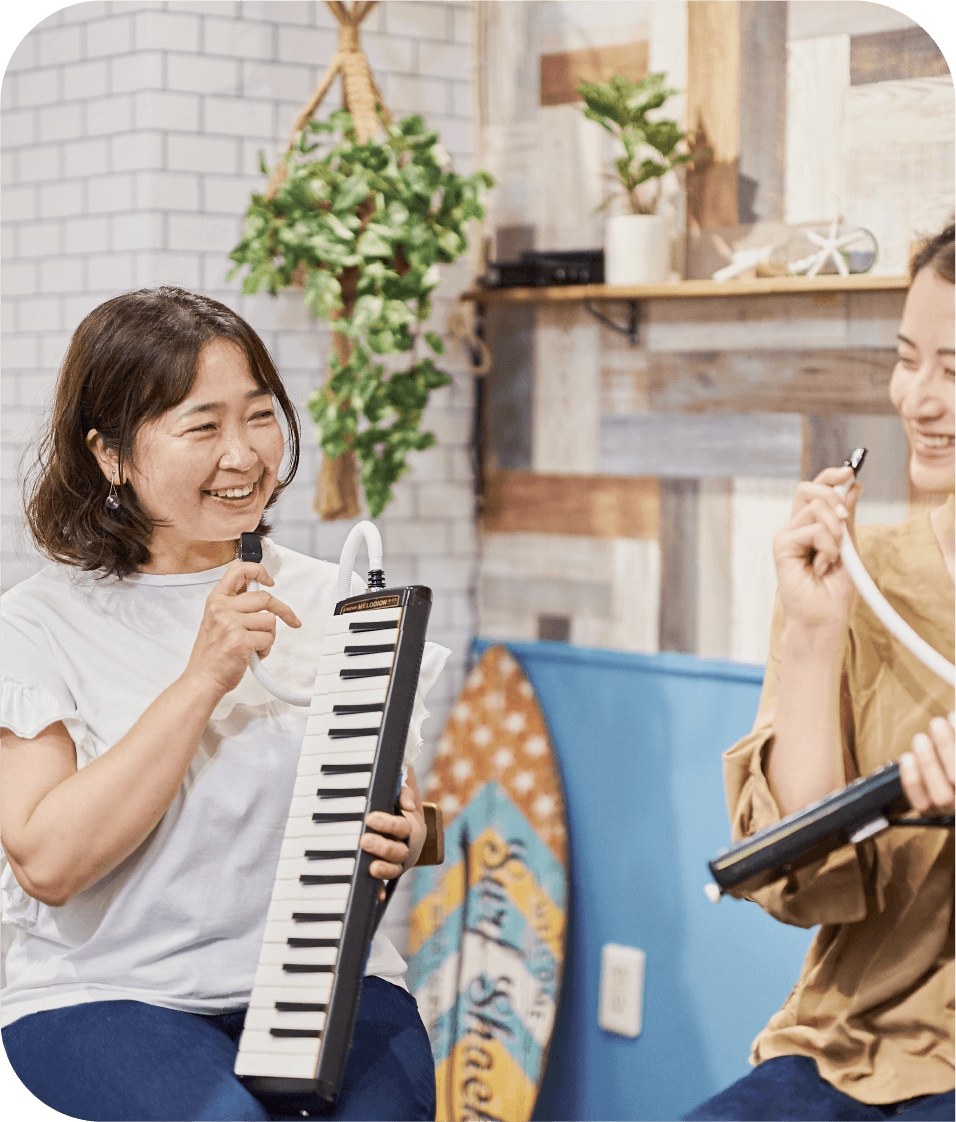 鍵盤ハーモニカを演奏する二人の女性