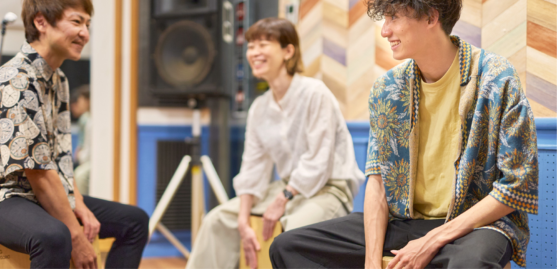 アコースティックギターをもつ女性と講師