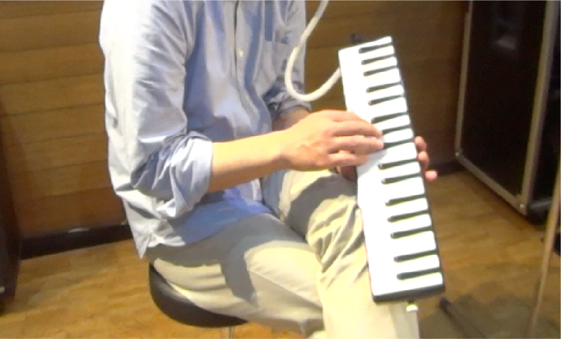 鍵盤ハーモニカを演奏する講師
