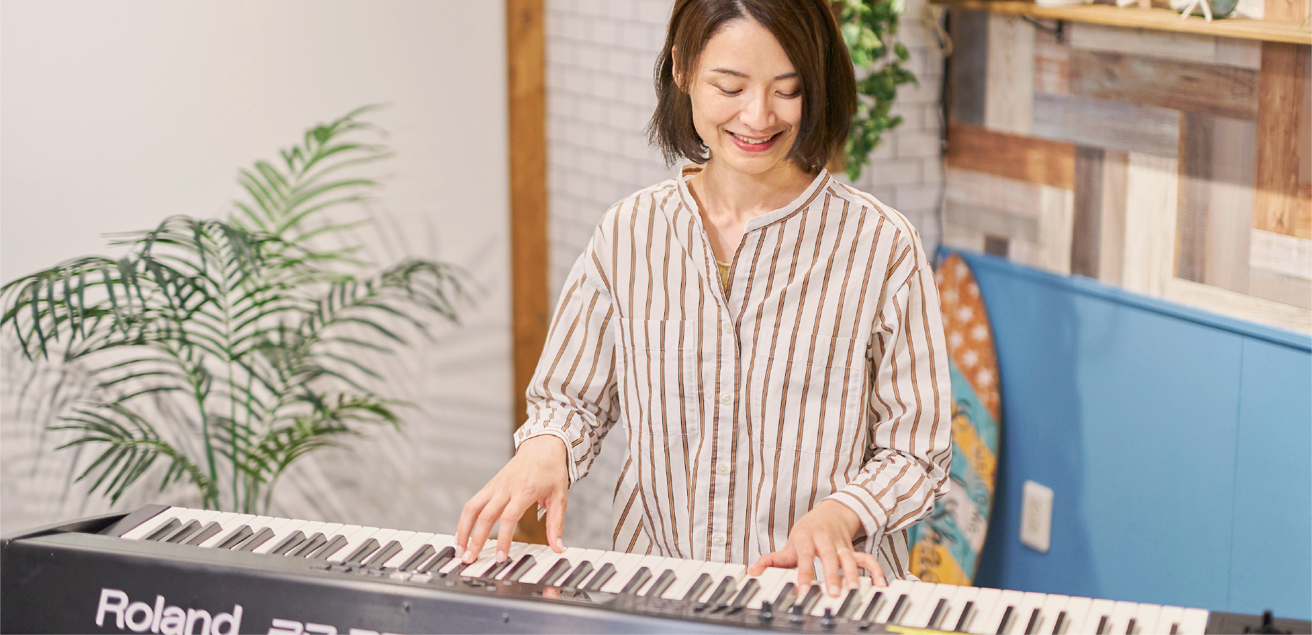 アコースティックギターをもつ女性と講師