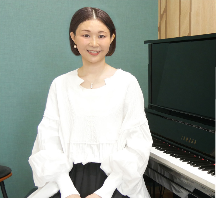 女性ピアノ講師：MASAKO